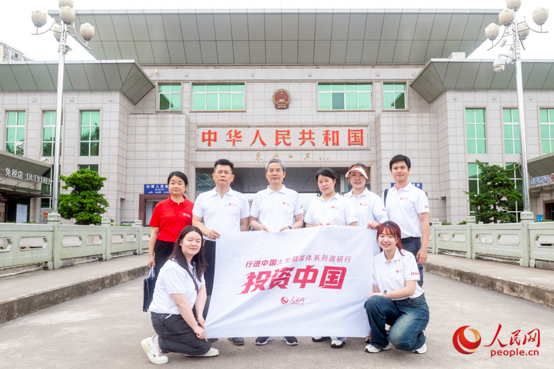 人民網(wǎng)“行進(jìn)中國(guó)”廣西調(diào)研采訪團(tuán)在東興口岸北侖河一橋。人民網(wǎng)記者 嚴(yán)立政攝