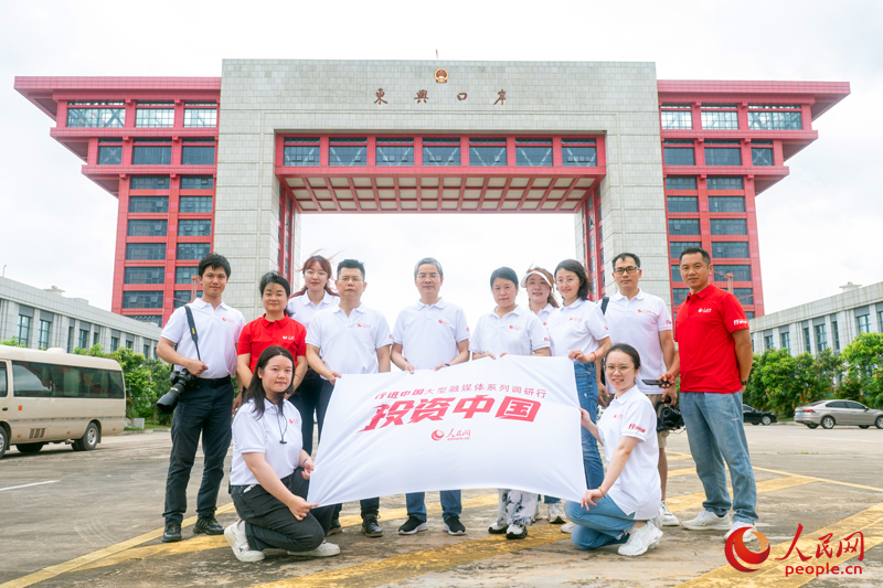 人民網(wǎng)“行進(jìn)中國(guó)”廣西調(diào)研采訪團(tuán)在東興口岸北侖河二橋。人民網(wǎng)記者 嚴(yán)立政攝