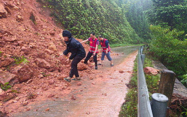 搬運(yùn)落石。潘金海攝