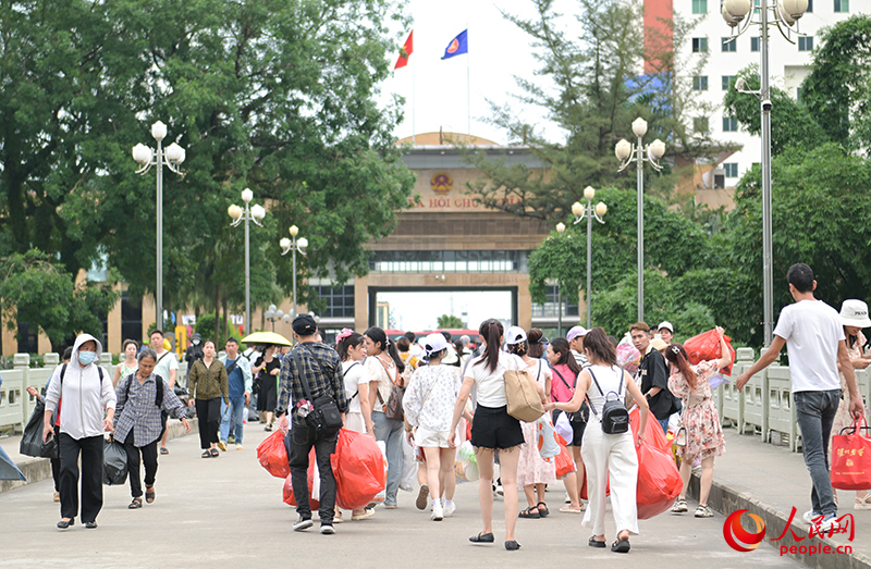 中越北侖河一橋人潮涌動。人民網(wǎng) 雷琦竣攝