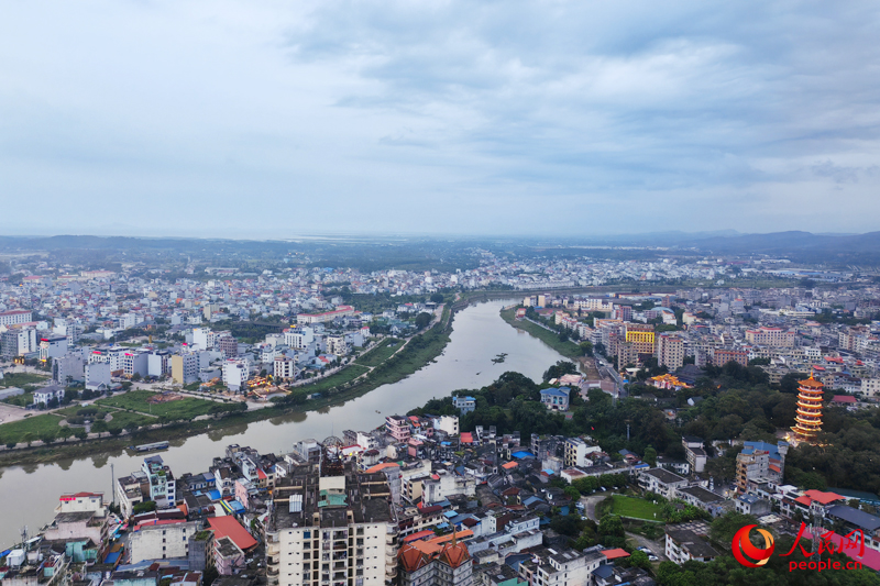 俯瞰東興與芒街兩座邊城。人民網(wǎng)記者 劉云攝