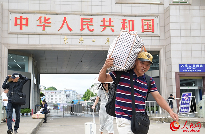 越南游客滿載而歸。人民網(wǎng) 雷琦竣攝