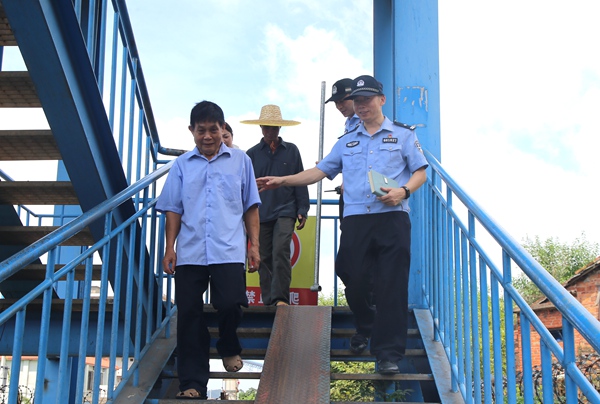 港口派出所所長喬少良（前右）到轄區(qū)企業(yè)了解近期治安狀況。