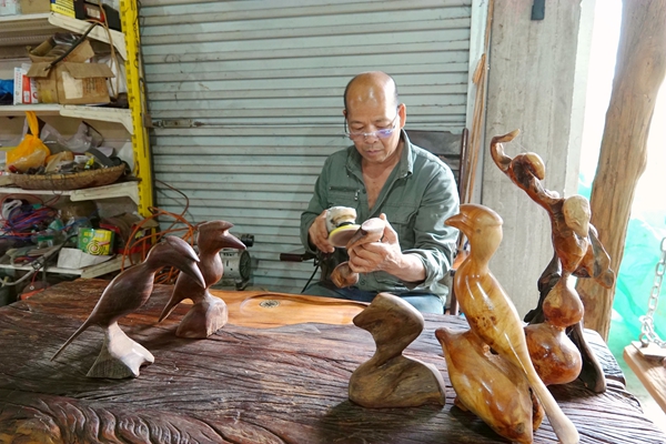 4.村民黃成在家雕刻葫蘆、花籃、如意等工藝品，尤其是獨(dú)具特色的鳥(niǎo)咔咔木雕，每只售價(jià)50—200元，特受游客歡迎。蔣林林?jǐn)z.jpg