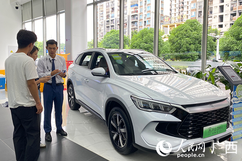 消費者選購新能源汽車。人民網(wǎng) 馮肖慧攝