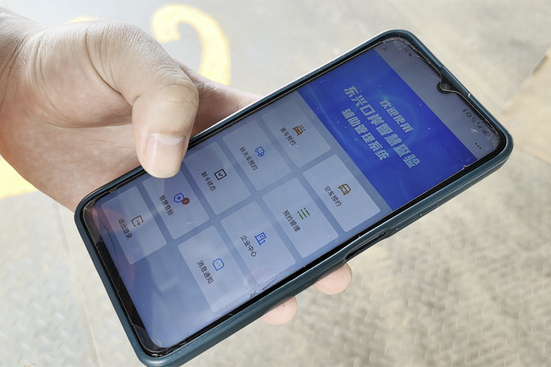 工作人員在使用東興口岸智慧查驗(yàn)輔助管理系統(tǒng)。東興海關(guān)供圖