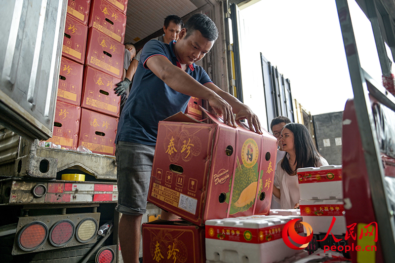 果商正在將榴蓮卸貨。人民網(wǎng) 雷琦竣攝