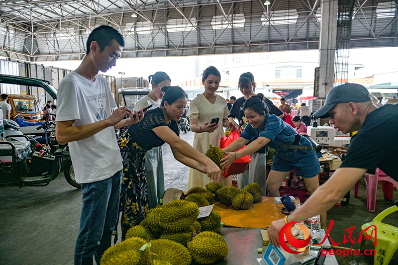 水果商熱情地吆喝著自家的水果。人民網(wǎng) 雷琦竣攝