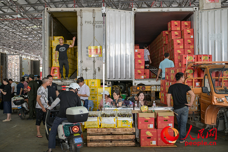 水果商正在進(jìn)行交易。人民網(wǎng) 雷琦竣攝