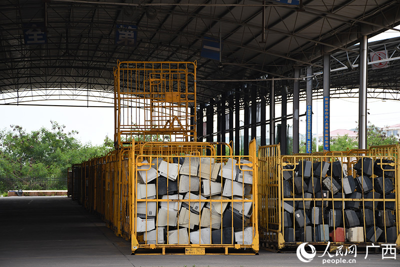 老舊家電分門別類放置在分揀區(qū)。人民網(wǎng)記者 覃心攝