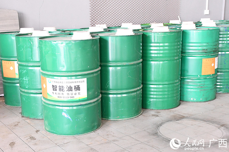 回收廢礦物油的智能油桶。人民網(wǎng)記者 覃心攝