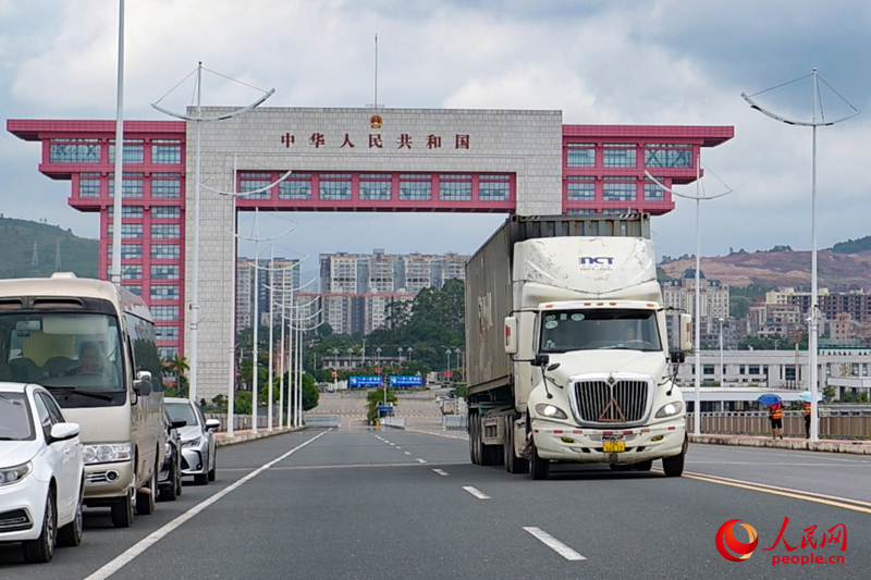 東興口岸北侖河二橋。人民網(wǎng) 雷琦竣攝