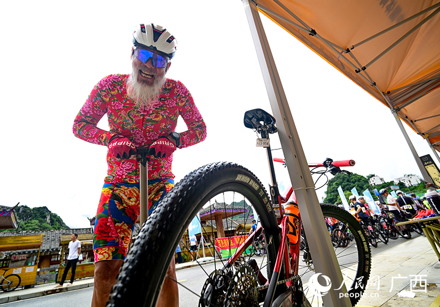 參賽選手在做賽前準(zhǔn)備。人民網(wǎng) 雷琦竣攝