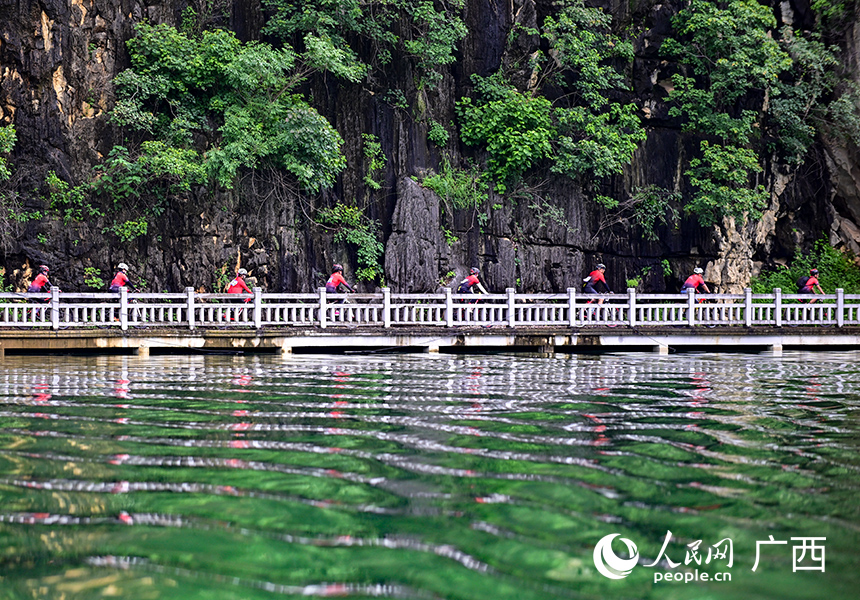 參賽選手們在綠水青山之間比賽。人民網(wǎng) 雷琦竣攝