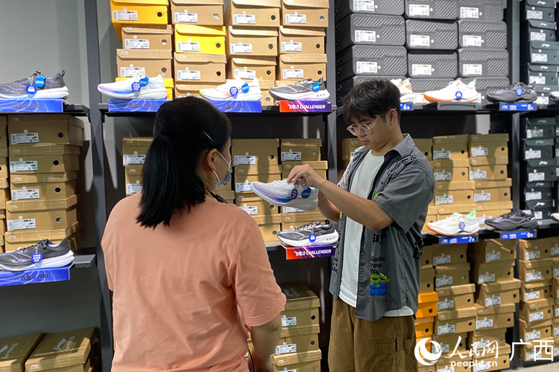 市民在南寧杉杉奧特萊斯商業(yè)廣場(chǎng)選購(gòu)商品。人民網(wǎng) 馮肖慧攝