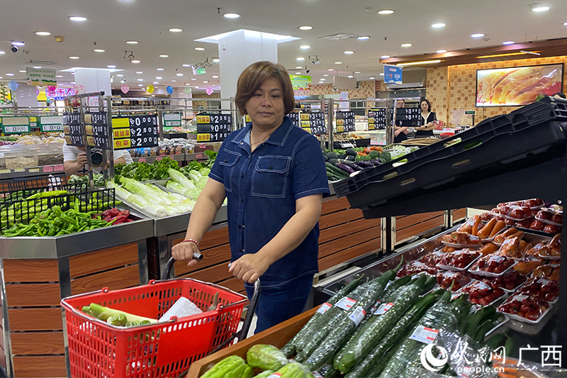 市民在桂林百貨大樓超市購(gòu)物。人民網(wǎng) 馮肖慧攝