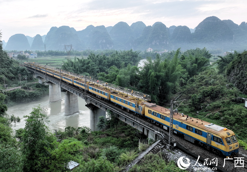 職工在JJC檢修列上對(duì)接觸網(wǎng)設(shè)備進(jìn)行檢查維修。人民網(wǎng)記者 王勇攝