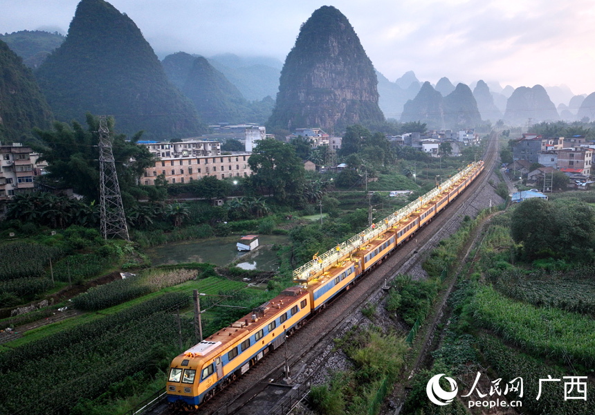 JJC檢修列行駛在黔桂鐵路上。人民網記者 王勇攝