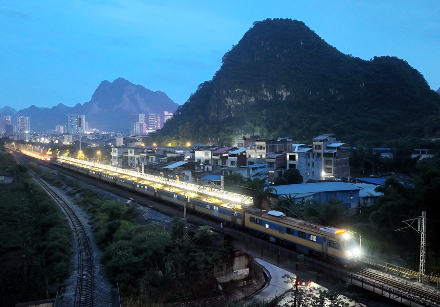 職工在黔桂鐵路金城江至岜侖區(qū)間進行維修作業(yè)。蔡星宏攝