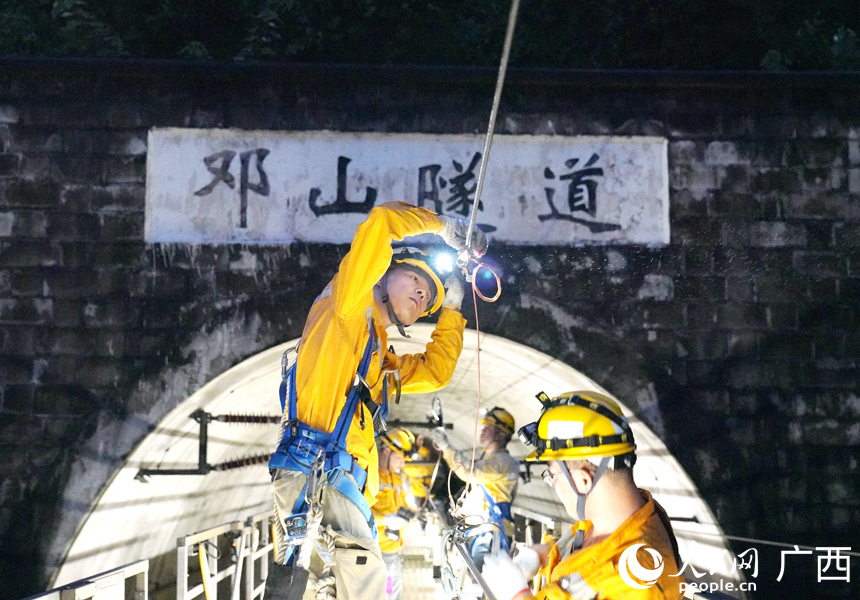 職工在更換吊弦。人民網(wǎng)記者 王勇攝