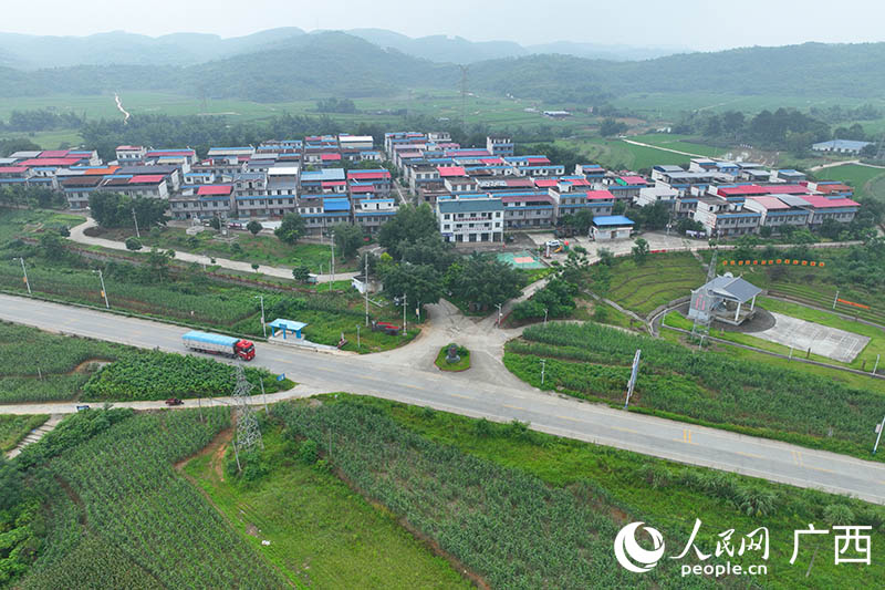 交通便利的瑤族移民新村貢模屯。人民網(wǎng) 付華周攝
