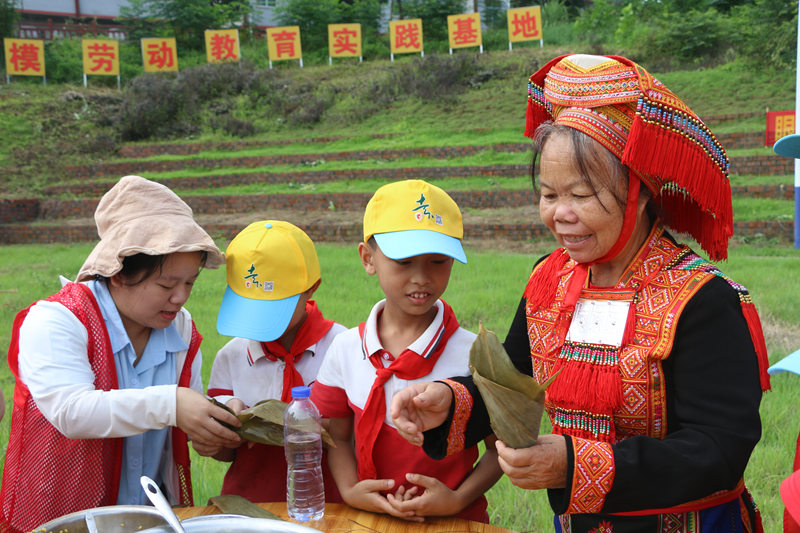 在貢模屯開展研學(xué)活動。覃彩媚攝