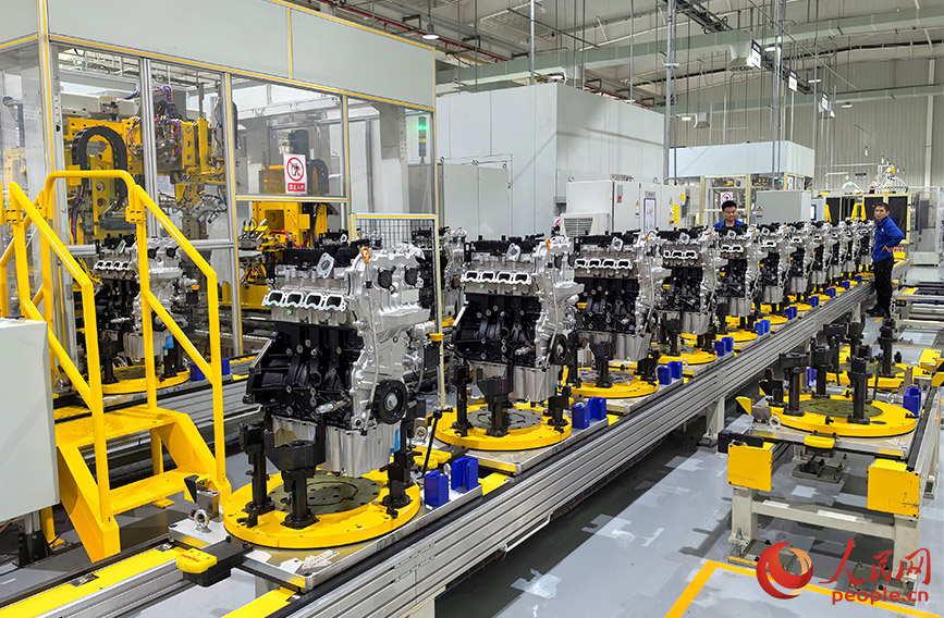 生產(chǎn)線上的混動發(fā)動機。人民網(wǎng) 付華周攝