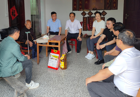 走訪慰問脫貧戶。桂林旅游學院供圖