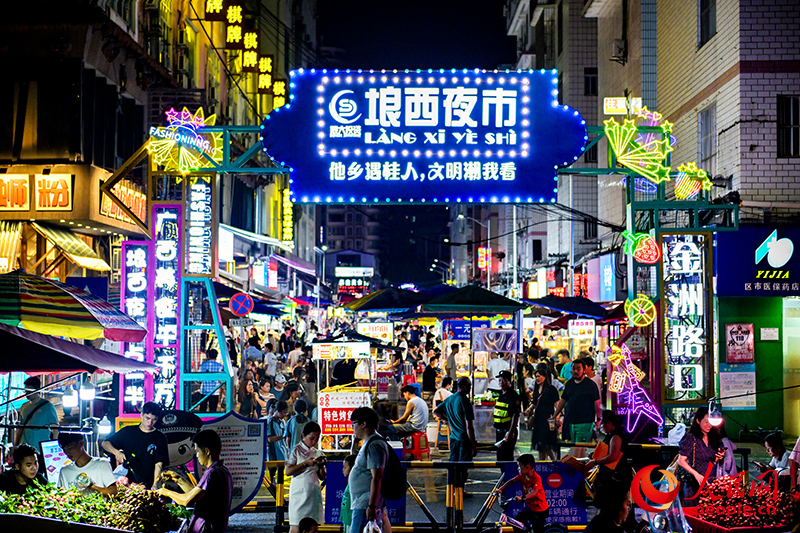 南寧市埌西夜市熱鬧非凡。人民網 雷琦竣攝