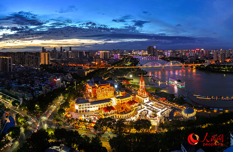 南寧亭子碼頭商業(yè)街。人民網 雷琦竣攝