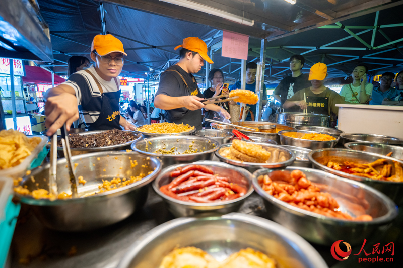 夜市攤里的螺螄粉用料十足。人民網 雷琦竣攝
