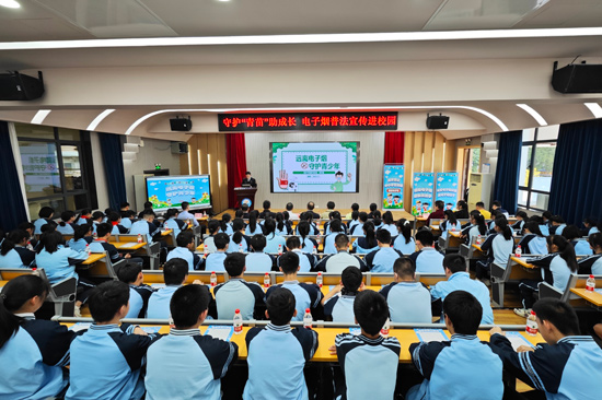 普法進(jìn)校園活動現(xiàn)場 黃丹霞 攝