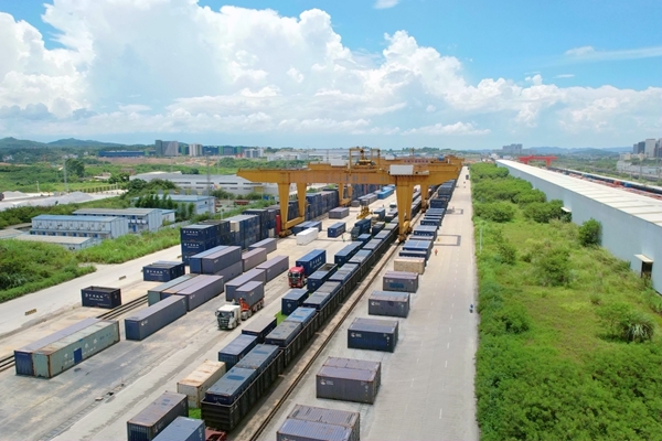 繁忙的南寧國際鐵路港。安智翔攝