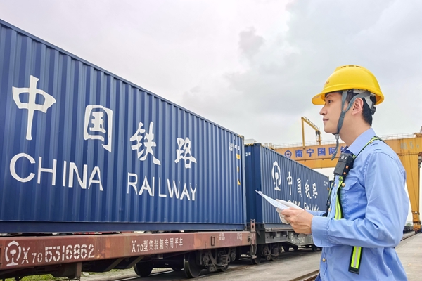 南寧國際鐵路港現(xiàn)場作業(yè)人員檢查集裝箱裝載情況。陳星宇攝
