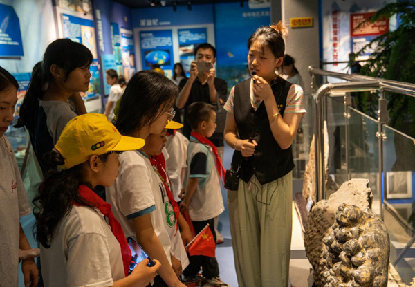 參觀地質(zhì)博物館。