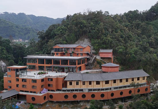 正在建設(shè)中的黑石山茶文旅綜合體項目。余珍利攝