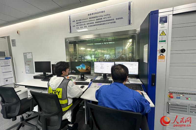 工程師監(jiān)測測試數(shù)據(jù)。人民網(wǎng) 雷琦竣攝