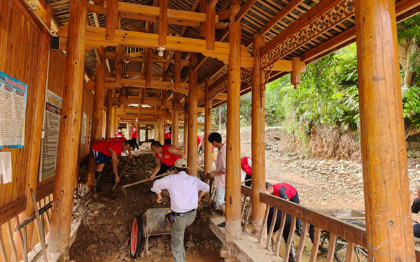 清淤現(xiàn)場(chǎng)。梁?jiǎn)?mèng)攝