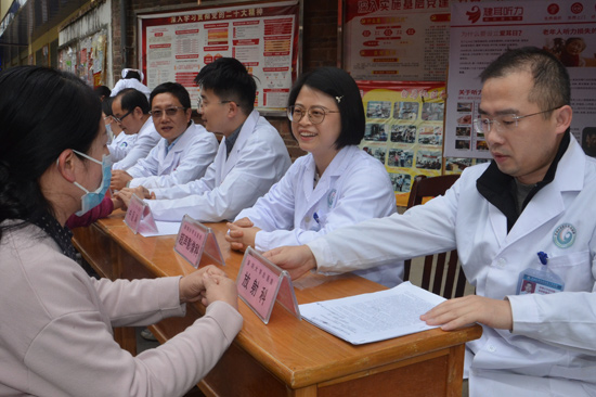 圖二 深圳大學(xué)總醫(yī)院“組團(tuán)式”幫扶團(tuán)隊深入社區(qū)開展義診活動（羅城仫佬族自治縣人民醫(yī)院供圖）