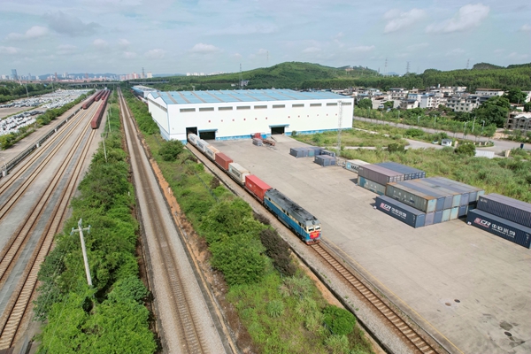 廣西首趟客車化鐵海聯(lián)運(yùn)班列從柳州開往欽州。安智翔攝