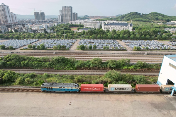 廣西首趟客車化鐵海聯(lián)運(yùn)班列航拍。安智翔攝