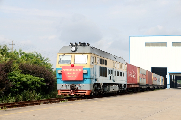 廣西首趟客車(chē)化鐵海聯(lián)運(yùn)班列整裝待發(fā)。林鶴攝