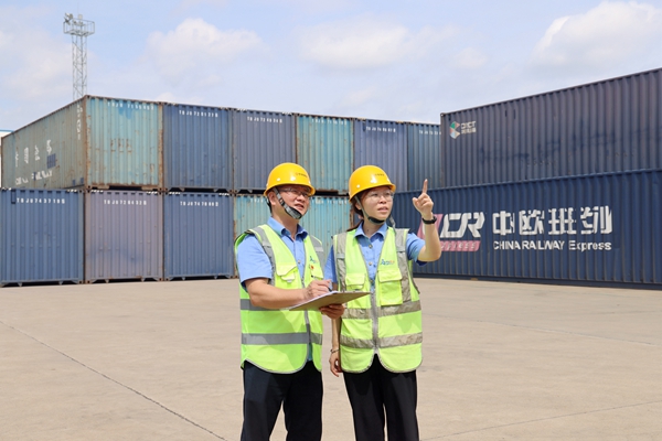 鐵路貨場(chǎng)現(xiàn)場(chǎng)作業(yè)人員檢查集裝箱裝載情況。林鶴攝