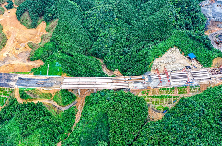 項(xiàng)目云際1號(hào)大橋全幅貫通。中國(guó)一冶供圖