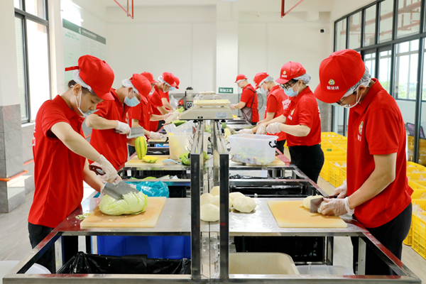 在生產(chǎn)車間內(nèi)，工人們正在制作“酸嘢”。