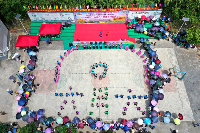 村民歡聚一堂歡度“六月六”稻神節(jié)。