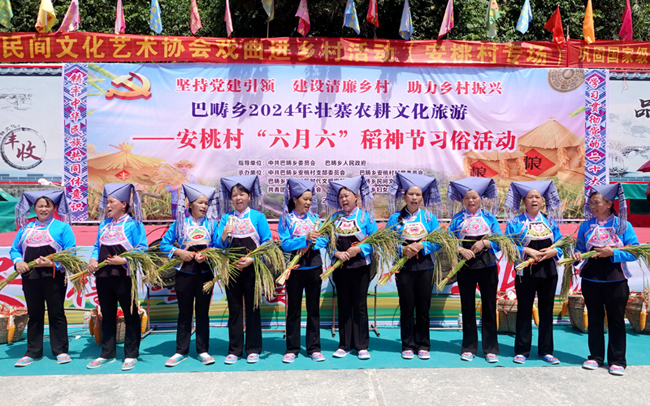 村民們在表演傳統(tǒng)民俗“慶稻神”。