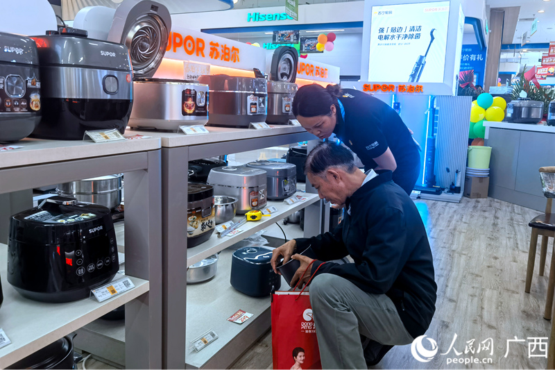 市民在選購家電。人民網(wǎng)記者 陳燕攝