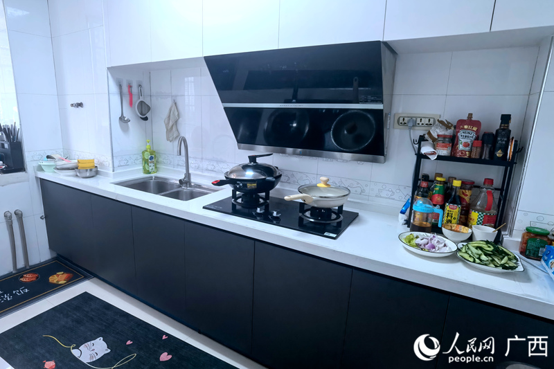林女士家的廚房經(jīng)過改造后煥然一新。人民網(wǎng)記者 陳燕攝