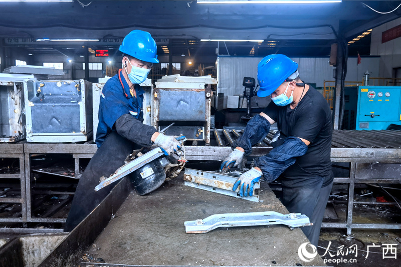 冰箱拆解流水線。人民網(wǎng)記者 陳燕攝